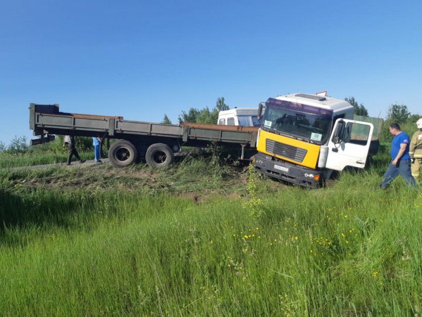 Водитель фуры пострадал, слетев с трассы под Орлом