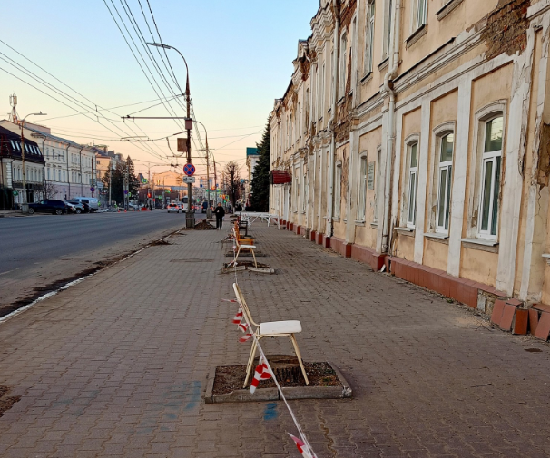 Орловское ноухау: стулья вместо деревьев начали расти в городе