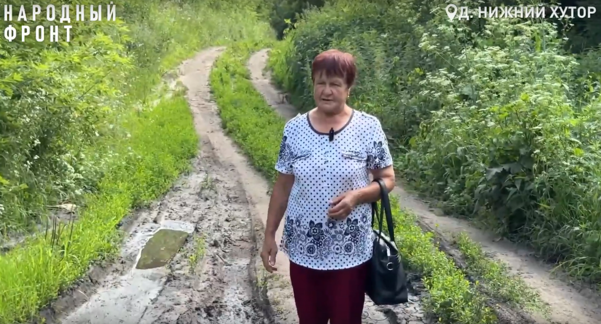 70 лет без дороги: под Орлом женщину с инсультом перевозили через реку в ковше трактора