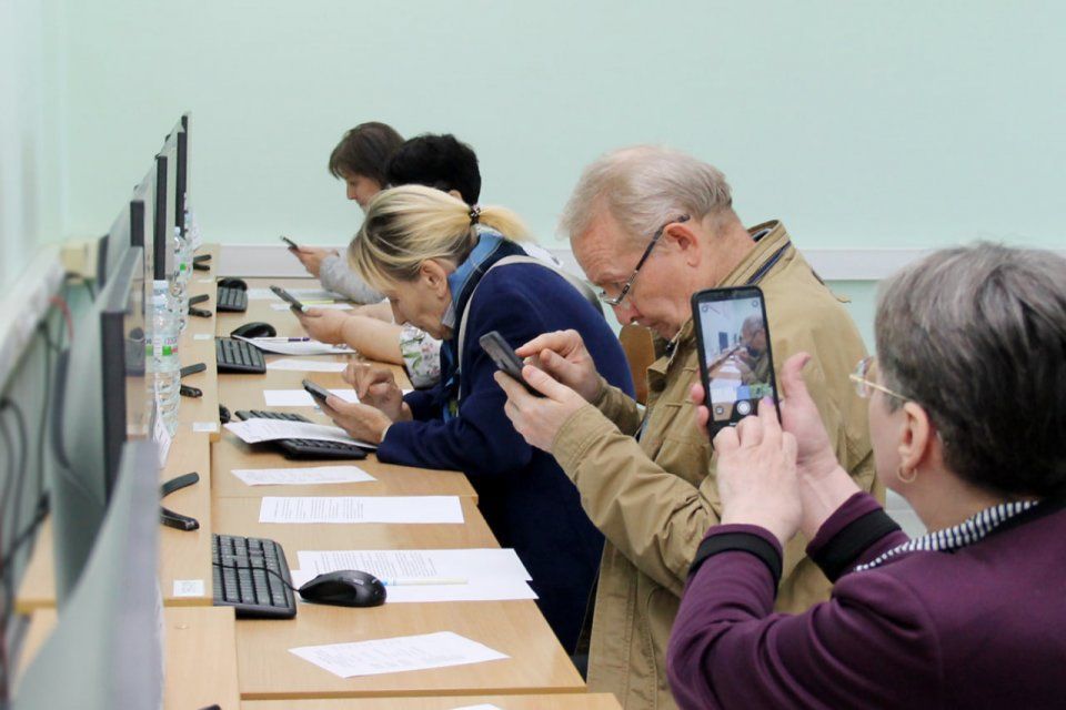 Орловские пенсионеры показали мастерство владения компьютером!