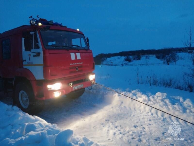 МЧС на выручку: пожарные отбуксировали застрявшую скорую в Ливенском районе