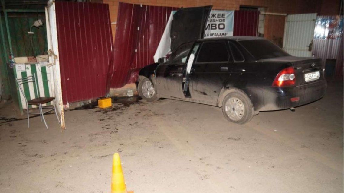 Под Орлом автомобиль въехал в кирпичное здание