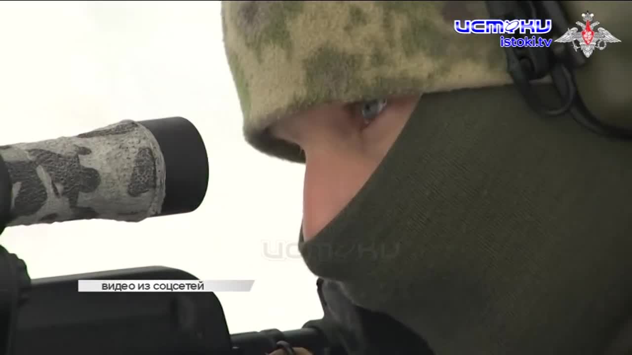 У ДС "Динамо" пешеходам опасно ходить - на голову могут упасть ледяные глыбы, «Газстройкомплект» год ремонтировал кровлю дома №17 по ул. 7 Ноября, а н...