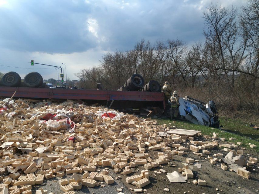 В Образцово столкнулись три машины и фура. Есть пострадавшие