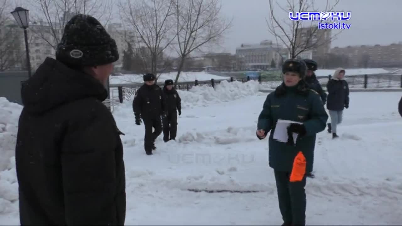 Выходить на лёд нельзя! Спасатели провели рейд на реке Оке в Орле, чтобы напомнить жителям об опасности нахождения на льду в период ледостава