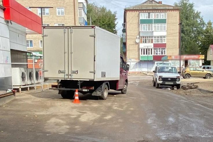 В Ливнах грузовик сбил пенсионера возле магазина
