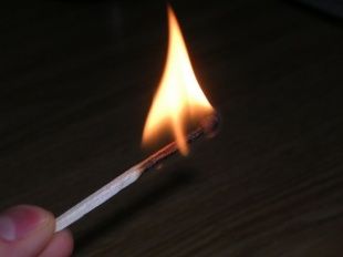 Житель Знаменского района избил табуреткой 86-летнюю женщину и поджег ее квартиру