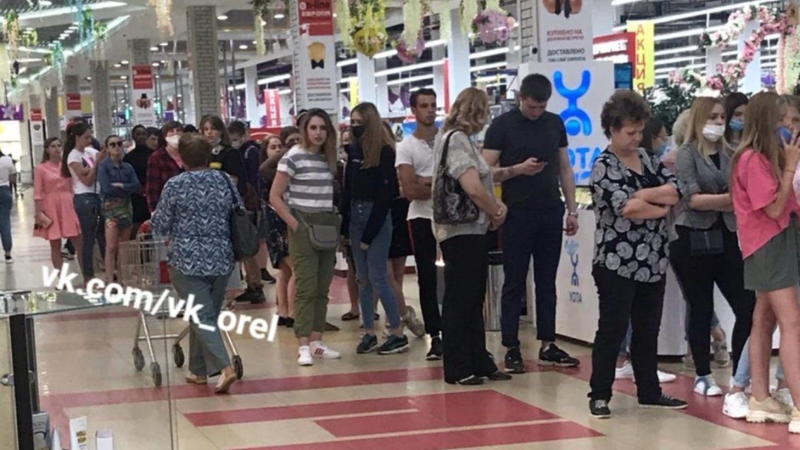 COVID не остановит: орловчане столпились в очереди за покупками и на пляжах