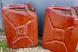 В Должанском районе 16-летний парень воровал бензин из школьных автобусов