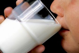 В Ливенском районе продавали молоко неизвестного происхождения