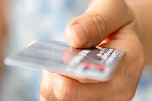 35-летний мужчина похитил 60 тысяч рублей с кредитки амчанки