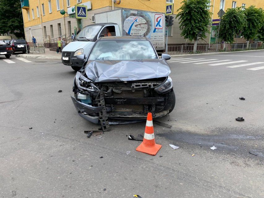 На перекрестке во Мценске иномарка не уступила дорогу мотоциклисту без прав