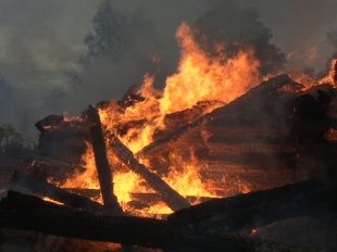 В деревне Овсянниково горит жилой дом