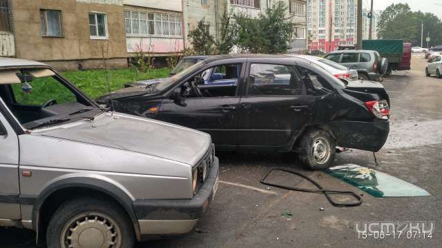 В Орле во дворе дома случилась авария с пятью автомобилями