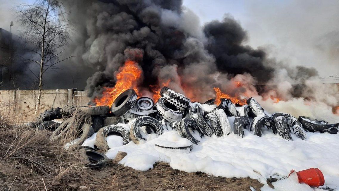 Из-за горевших автопокрышек в Орле полыхала трава на 800 кв. м