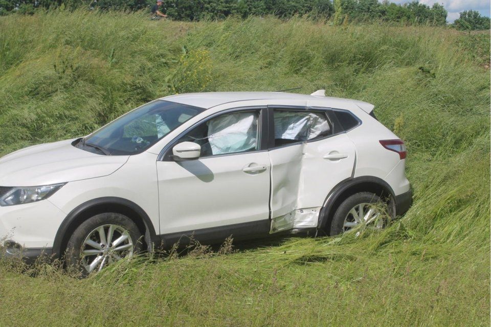 На Орловщине кроссовер при обгоне столкнулся с крупным грузовиком