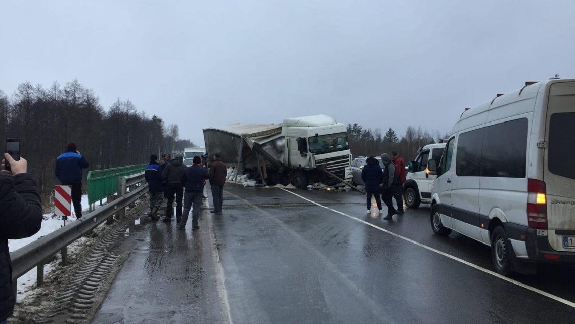 Видео: фура перекрыла трассу Орел — Брянск 