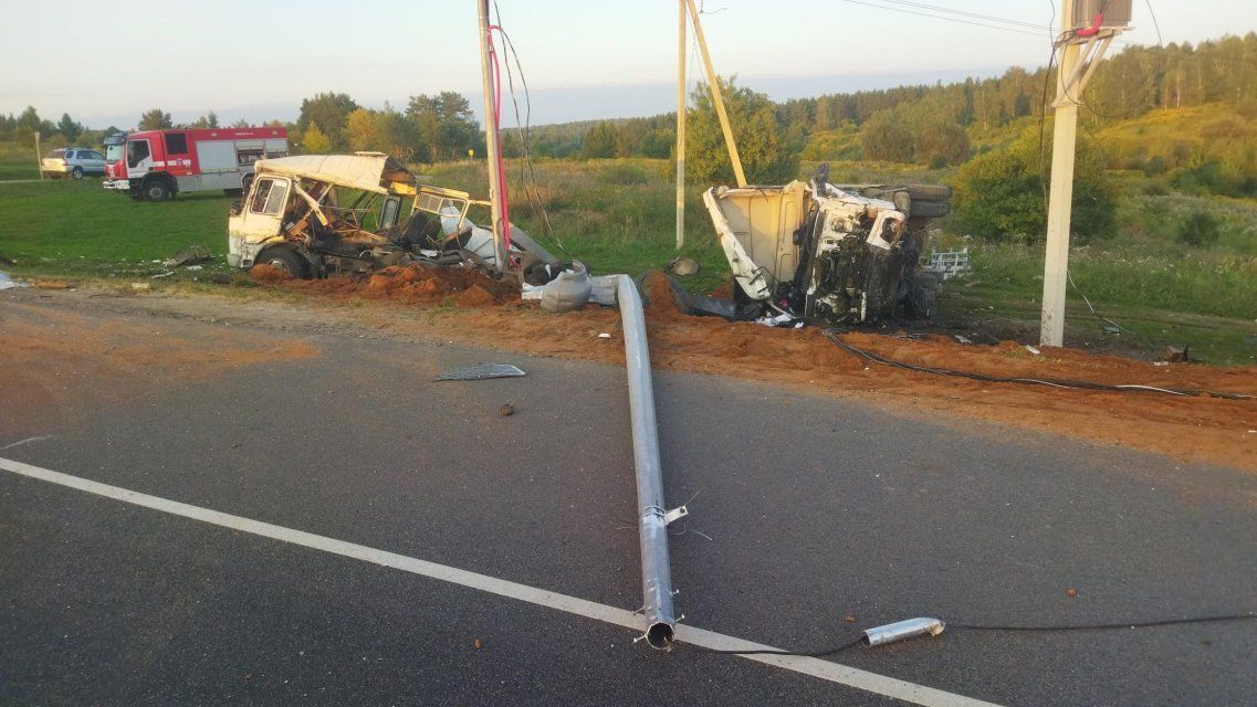 Под Орлом большегруз протаранил автобус, а потом врезался в столб