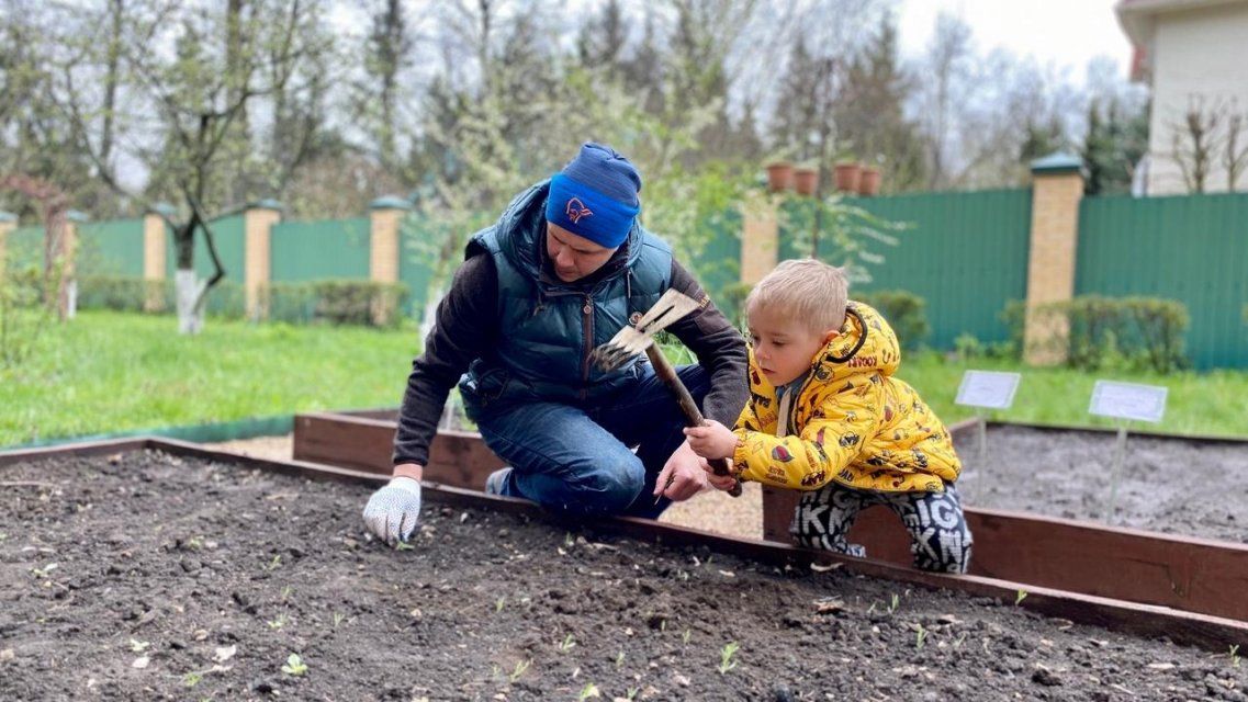 Фотофакт: орловский губернатор проводит Первомай на грядках