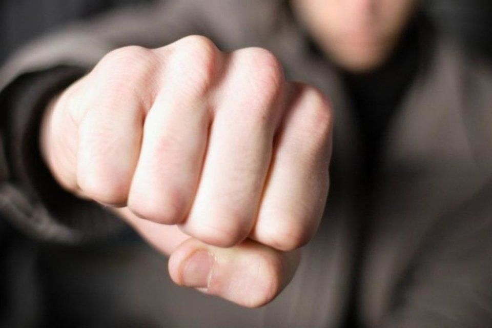 Пьяный орловчанин ударил кулаком в лицо полицейского за замечание