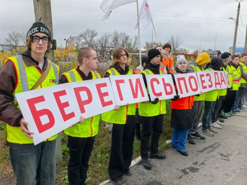 Курсанты автошколы приняли участие в акции «Внимание, переезд!» в Орловской области
