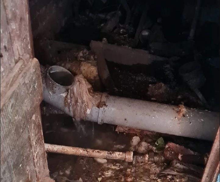 В одном из орловских домов течёт канализация, а в подъезде торчат провода