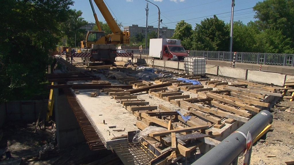 В Орле кран для демонтажа балок начнет работу на мосту Дружбы через два дня