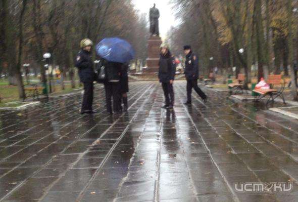 Сегодня сквер Гуртьева был оцеплен после сообщения об обнаружении подозрительного пакета 