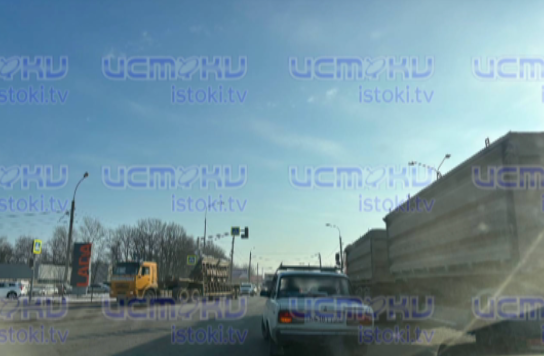 На оживленном перекрестке в Орле Карачевское шоссе-Мостовая перестали работать светофоры. Второй перекресток на Мостовой тоже потух.