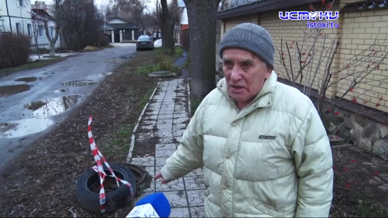 Открытый колодец, рядом с которым в школу ходят дети, не могут закрыть уже почти неделю