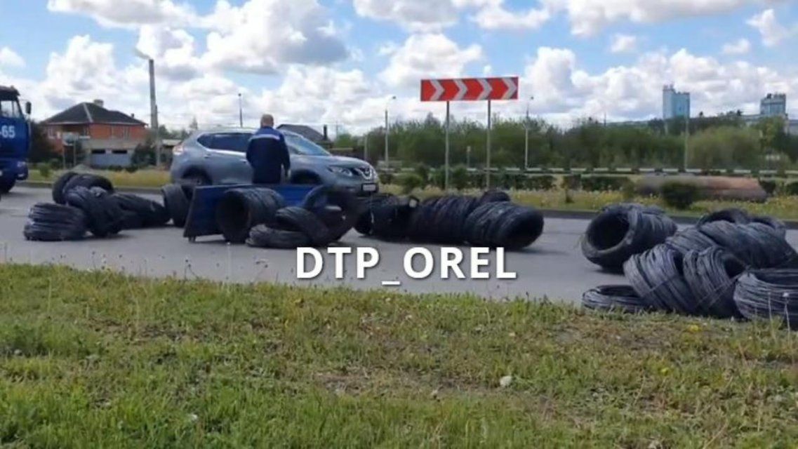 Фотофакт: водитель авто растерял груз на кольцевой развязке в Орле
