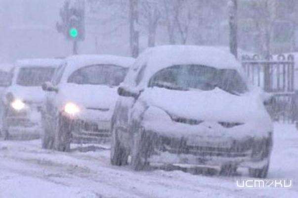 Жителям России разрешили опаздывать на работу из-за снегопадов