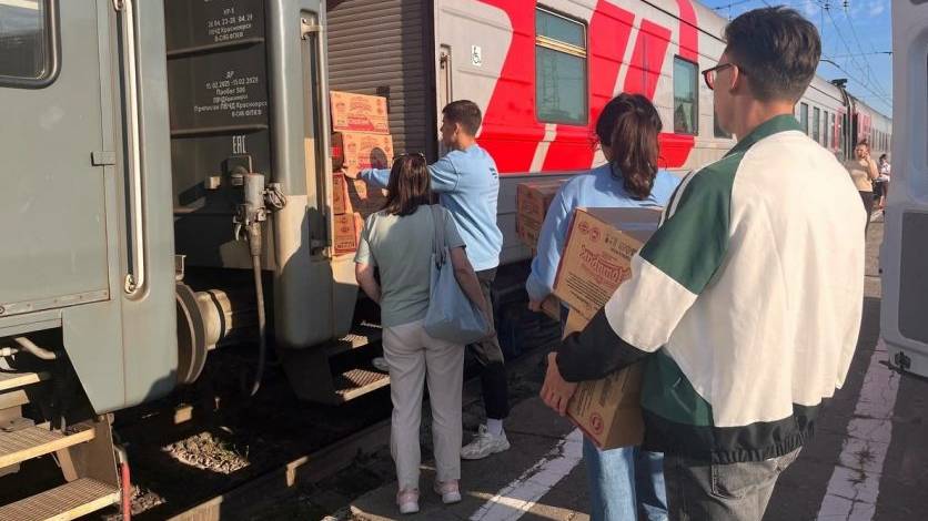 Орловские студенты помогали пассажирам задержавшихся из-за диверсии поездов