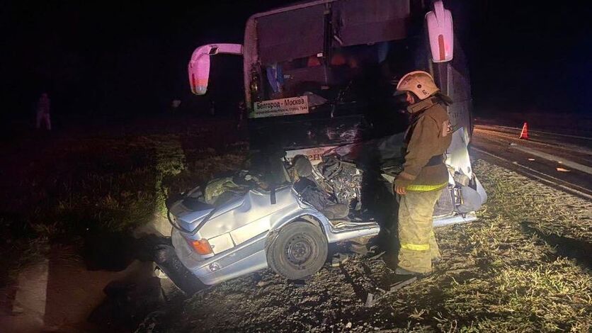 Под Орлом в лобовом столкновении легковушки и автобуса погибли три человека