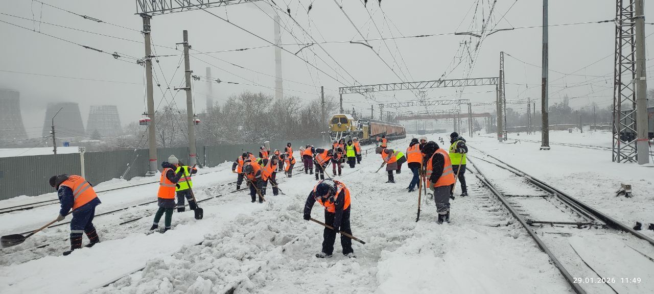 Более 7 тысяч кубометров снега убрали железнодорожники за минувшие сутки в Орловской области