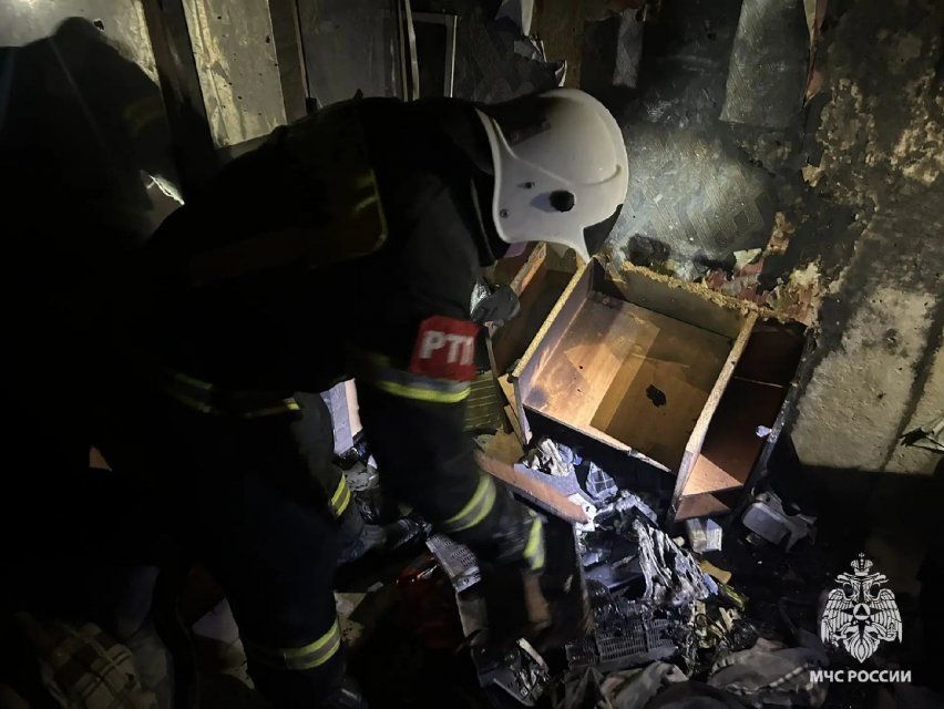 За сутки сотрудники МЧС России эвакуировали на пожарах 50 человек