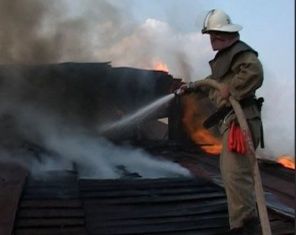 На выходных в Орле подожгли жилой дом