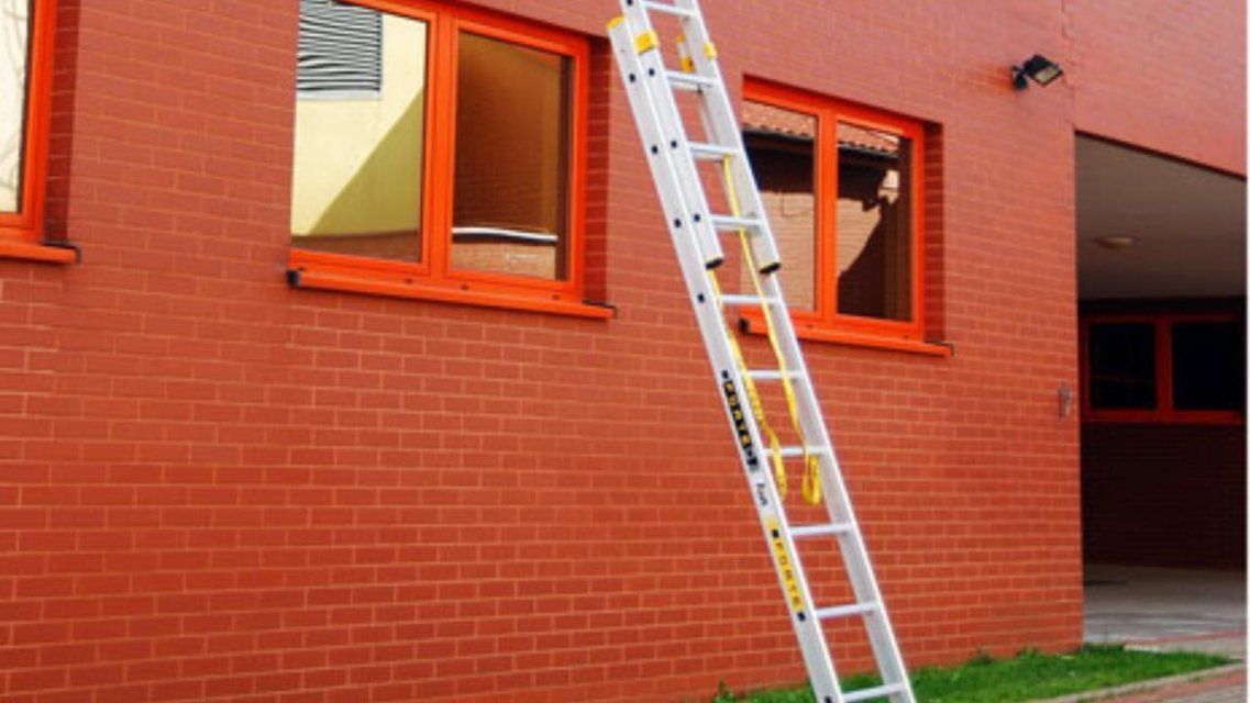 Двое жителей Орловщины оставили женщину без алюминиевой лестницы