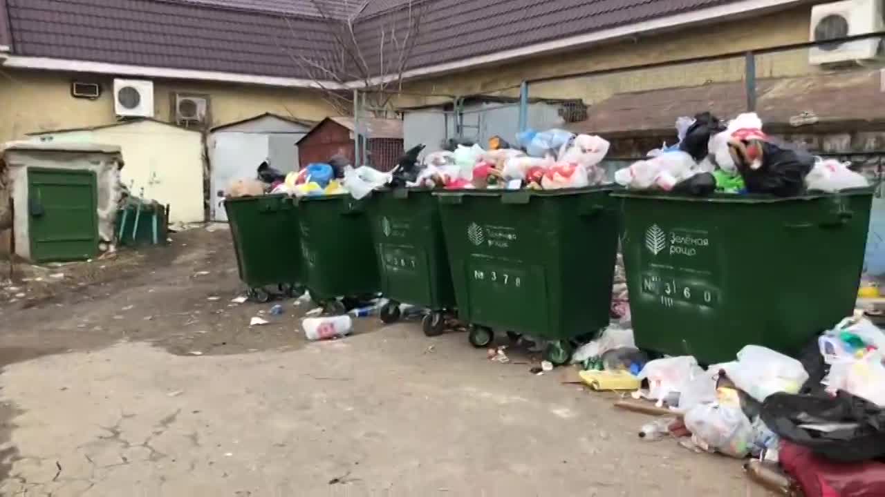 Порядка не будет? УК «Зеленая роща» в очередной раз превратила контейнерную площадку на ул. 4-я Курская, 2 в свалку