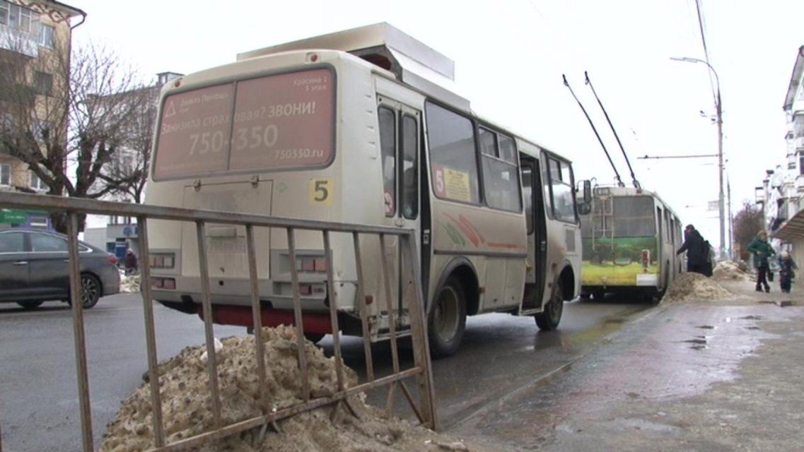 Ждал 40 минут: мэр Орла решил проехать на маршрутке в «комендантский час»