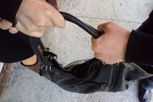 В Орле 22-летний орловчанин ограбил на улице женщину