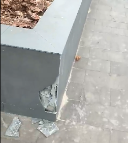 "Тяп-ляп и готово": орловчанин недоволен свежим ремонтом на территории ДК «Металлургов»