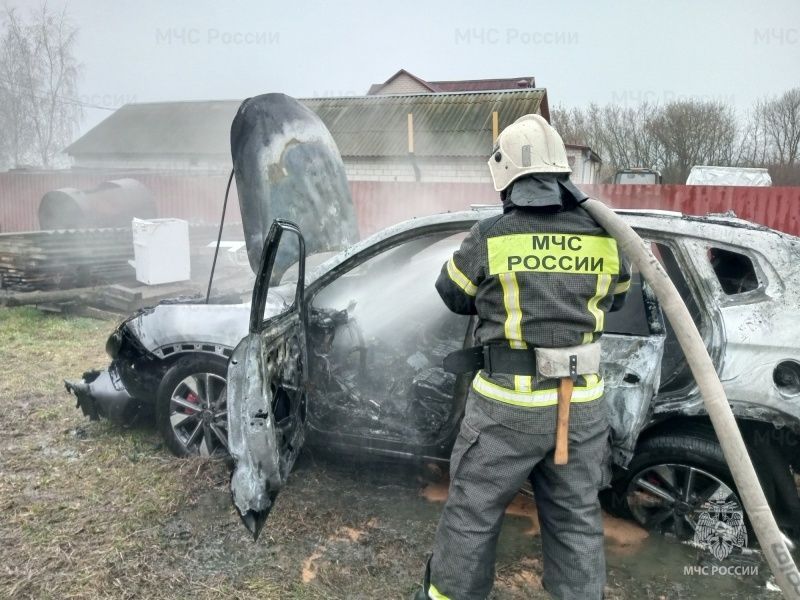 Орловские спасатели за 15 минут потушили автомобиль