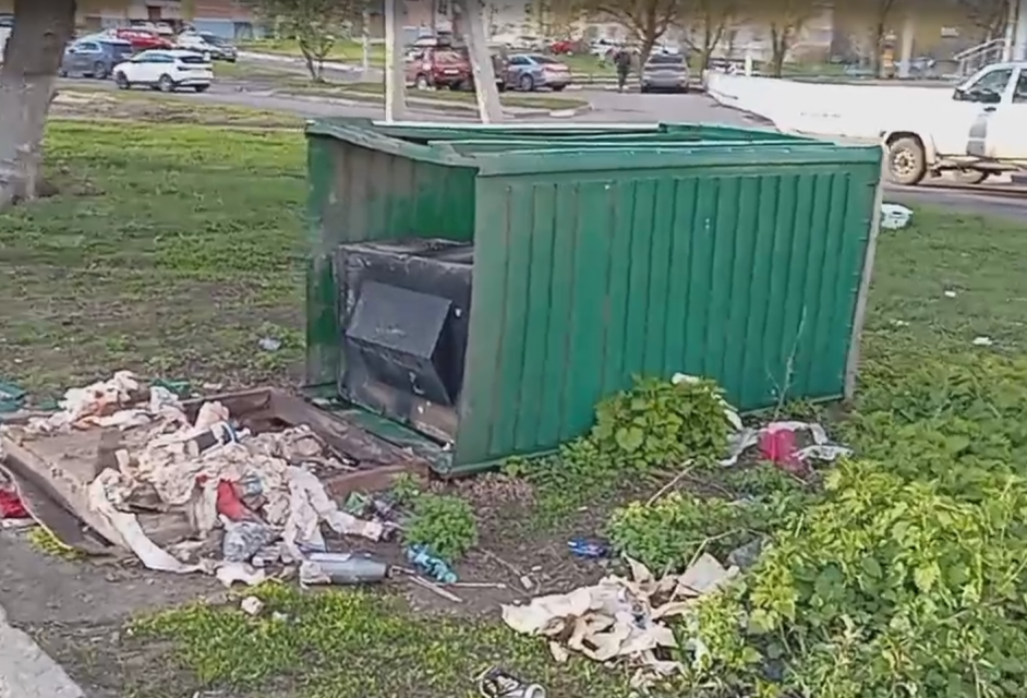 Запущенный туалет в Орле не выдержал внимания и завалился
