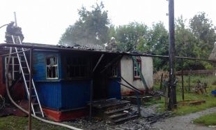 В Свердловском районе женщина с двумя детьми успели покинуть горящий дом