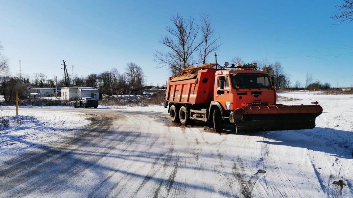Под Мценском снегоуборочный КамАЗ врезался в иномарку