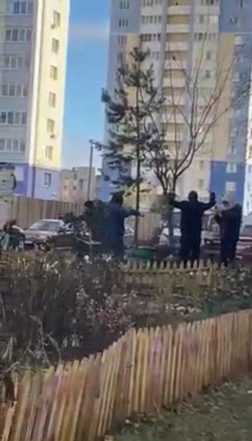 Один работает, остальные танцуют! Дорогу на улице Орловских партизан делают весьма странным образом