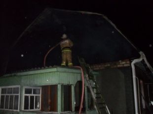 В поселке Хомутово горел дом на двух хозяев