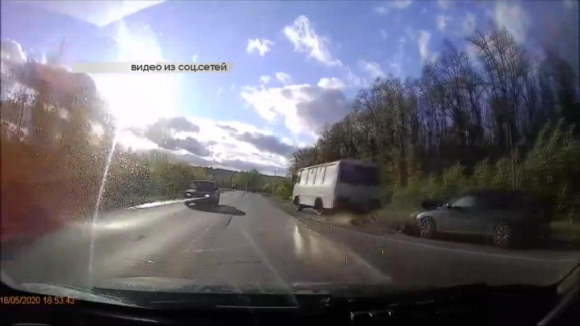 Под Орлом легковушка врезалась в маршрутку и повредила ей газовый баллон, а в школах введут электронные дневники