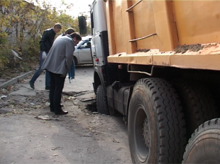 Им ГОСТы не писаны: на этот раз жертвой люка стал МАЗ